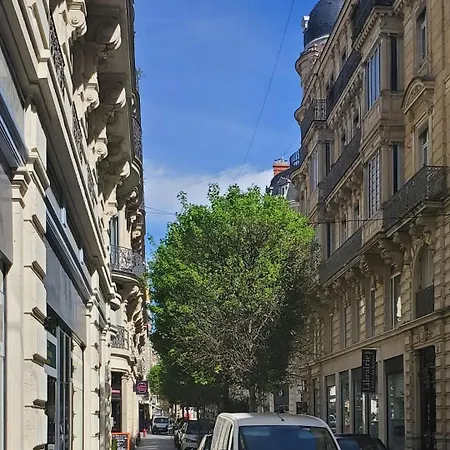 Le Grenier Superbe T3 Climatisation Terrasse Wi-fi Netflix 15 Mn Coeur De 70m2 * Béziers