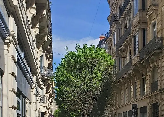 Le Grenier Superbe T3 Climatisation Terrasse Wi-fi Netflix 15 Mn Coeur De 70m2 * Μπεζιέ